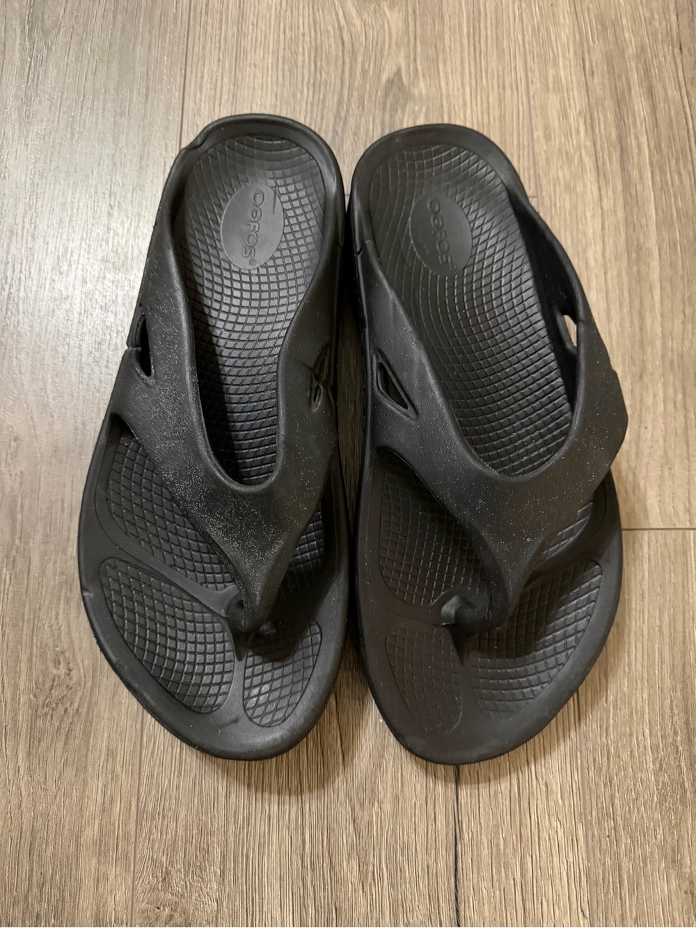 OOFOS Black Men's Recovery Thong Sandals